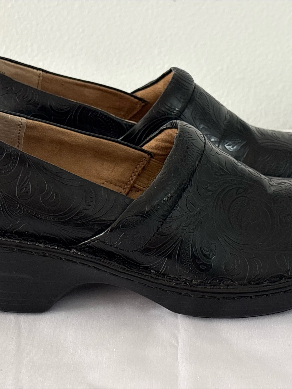 Vintage G.H. Bass ‘Sheena’ Floral-Tooled Black Clogs Sz 7M